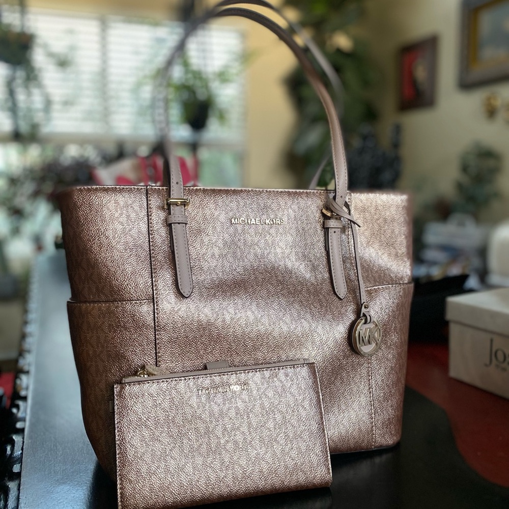 Hey set rose gold tote! With matching wallet!!